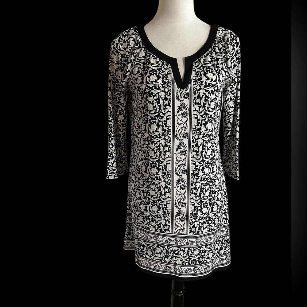 Striking White House Black Market Dress or Long Tunic in  Black/White Pattern
